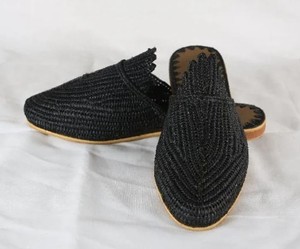 Mules en raphia noir : Chaussures marocaines pointues faites à la main - Product Image 3