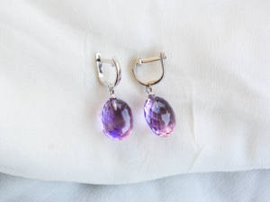 Royal Prism Elegance – Boucles d'oreilles pendantes de luxe en argent sterling 925, améthyste violette naturelle, taille briolette, fabriquées artisanallement - Product Image 2
