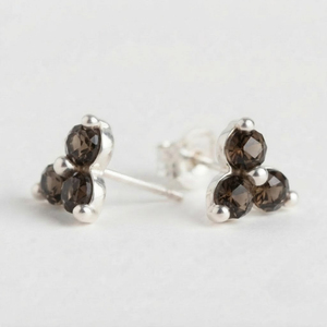 ต่างหูรูปดอกไม้ประดับควอตซ์สโมคกี้จาก Rhaya Jewels ตัวเรือนเงินแท้ชุบโรเดียม ดีไซน์ทันสมัย เหมาะสำหรับเด็กและผู้หญิง ใช้ในงานหมั้น - Product Image 3