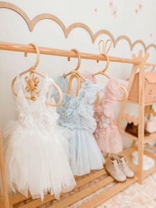 Cintre en rotin naturel Lapin et Fleur, idéal pour l'organisation de la garde-robe et le rangement élégant des vêtements, provenant d'Inde - Product Image 2