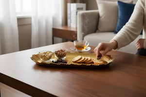 Plat de service long en métal doré, fait main, poli, design glamour, motif uni, pour fêtes - Product Image 4
