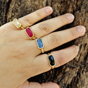 Anillo minimalista de piedras preciosas con ónix negro de corte rectangular, ajustable, de latón chapado en oro de 18k, para uso diario. - Product Image 3