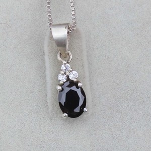 Rhaya Jewels - Colgante de Ónix Negro Tallado para Mujer, Plata de Ley 925 con Baño de Rodio, Engaste Minimalista de Garra, Natural - Product Image 4