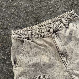 Shorts en jean délavé pour hommes, style streetwear d'été, avec logo brodé personnalisé, double genouillère et ceinture porte-outils, idéal pour les charpentiers - Vente en gros - Product Image 2