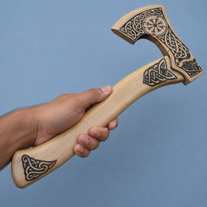 Hacha vikinga personalizada hecha a mano con mango de madera grabado o diseño de hacha vikinga hecha a mano con mango de madera de fresno grabado - Product Image 4