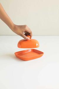 Contenedor de Mantequilla Vibrante con Tapa de Acabado Brillante, Perilla de Fácil Apertura, Bandeja Compacta para Servir, Caja Moderna para Guardar Mantequilla en la Cocina - Product Image 2