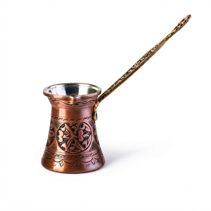 Cezve turque en cuivre à finition antique, gravée avec un médaillon ottoman, pour cuisinière, style grec Briki, avec longue poignée métallique décorative - Product Image 1