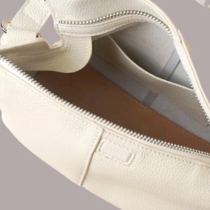 Bolso de Mano Tipo Tote y Hobo Royaa Minimal de Cuero Genuino con una Sola Correa para Exteriores - Product Image 4