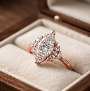 Anillo de Compromiso de Oro Macizo de 10k, 14k, 18k con Filigrana Dorada, Halo de Diamantes y Diamantes de Laboratorio con Claridad VS VVS1, Corte Marquesa y Agrupación de Diamantes - Product Image 6