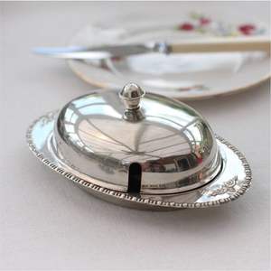 Beurrier moderne en métal brossé avec couvercle, boîte à beurre en acier inoxydable pour comptoir - Élégant plateau à beurre argenté - Product Image 2