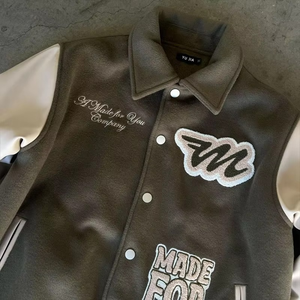 Chaqueta Varsity de Lana Personalizada al por Mayor, Estilo Hip Hop, con Forro Acolchado, Bolsillos y Botones Cubiertos, para Hombre, Uso Invernal - Product Image 4