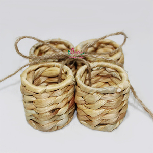 Lot de quatre ronds de serviette en jacinthe d'eau tissés à la main écologiques avec décoration de salle à manger naturelle rustique - Product Image 6