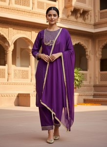 Conjunto de Kurta y Pantalón de Rayón con Bordado para Mujer, Diseño de Diseñador, con Dupatta Nazmin |   Ropa Étnica India |   Fabricante Mayorista - Product Image 2