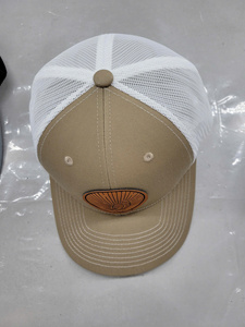 Casquette de camionneur pour adulte en maille confortable à 6 panneaux avec patch en cuir personnalisé, fabriquée en usine au Vietnam, style décontracté pour la pêche - Product Image 2