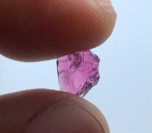 Pierres brutes naturelles de grenat rhodolite 40 carats, pierres précieuses africaines de qualité pour facettage et découpe, lot en paquet - Product Image 3