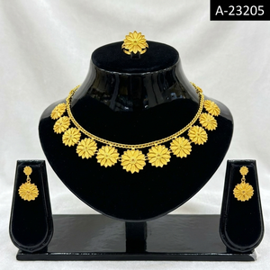 Listo para Enviar: Conjunto de Collar, Pendientes y Anillo Chapados en Oro de 22K para Mujer - Joyería Clásica de Lujo para Bodas y Fiestas - Product Image 3