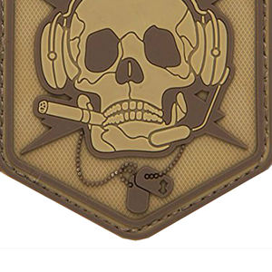 Parche de calavera 3D de goma con auriculares y placas de identificación, insignia táctica de PVC de forma irregular para coser en bolsos - Product Image 2