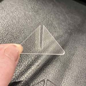 Tarjetero de acrílico transparente con un diseño elegante, perfecto para exhibir tarjetas de visita y suministros de mesa - Product Image 2