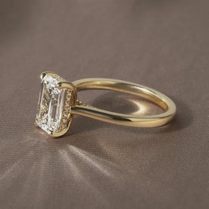 Anillo de Compromiso con Diamante Cultivado en Laboratorio, Corte Esmeralda de 3 Quilates, Halo Oculto, Oro Amarillo de 14K, Certificado IGI - Product Image 2