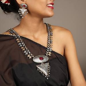 Conjunto de Collar y Pendientes Bohemios de Dos Tonos en Latón con Granate, Estilo Vintage, para Regalos de Compromiso, Aniversario y Boda - Product Image 4