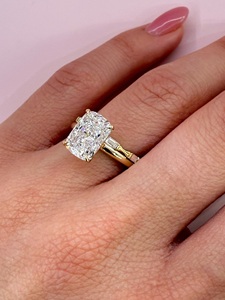 Ensemble de mariage avec bague de fiançailles en or 18 carats, diamant de laboratoire taille coussin de 2,50 carats, certifié IGI - Product Image 2