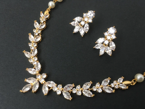 Juego de Joyería Nupcial Dorada - Collar de Circonita Cúbica y Pendientes de Perlas, Juego de Joyería de Plata de Ley Chapada en Platino con Diseño Floral Vintage - Product Image 6
