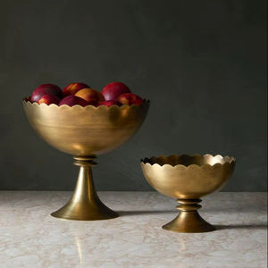 Grand saladier moderne de luxe nordique en métal avec finition martelée, poli, personnalisable, pour les fêtes - Product Image 1