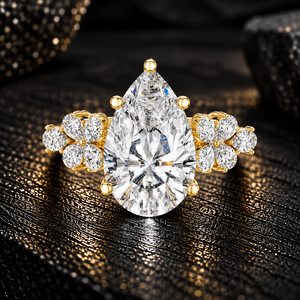 แหวนเพชรทรงลูกแพร์เพาะเลี้ยงในห้องปฏิบัติการ ทองคำแท้ 14K 18K ดีไซน์ดอกไม้ แหวนหมั้น 3.80-6.80 กะรัต DEF VVS รับรองโดย IGI แหวนแต่งงาน OEM - Product Image 1