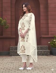 Ensemble Kurti et pantalon en rayonne brodée avec dupatta en organza doux à découpes, intérieur en coton, col à découpe, tenue ethnique trois pièces pour femme - Product Image 6
