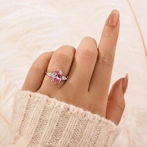 Bague de fiançailles élégante en argent sterling 925 plaqué or avec pierre rose ovale en moissanite de 4,0 carats, sertie sur 4 griffes, Luxe - Product Image 4