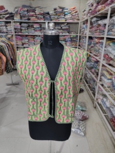 Chaleco de Algodón con Estampado Floral para Mujer, Cuello en V, Sin Mangas, con Lazos, Diseño de Bolsillos con Parches, Color Verde y Rosa, Temporada de Primavera, REGALO - Product Image 1