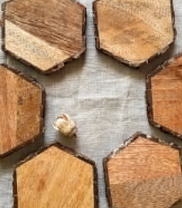 Sous-verres en bois faits à la main, lot de 6, décoration de table style farmhouse, sous-verres de mariage par B H Brothers - Product Image 4
