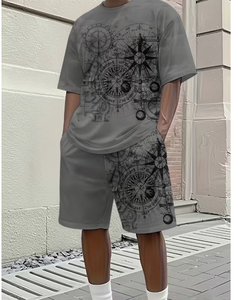 ชุดเสื้อยืดและกางเกงขาสั้นฤดูร้อนสำหรับผู้ชาย สีเทา พิมพ์ลายเข็มทิศ ผ้าถัก ระบายอากาศได้ดี สไตล์ลำลอง สตรีทแวร์ ชุดสองชิ้น - Product Image 3