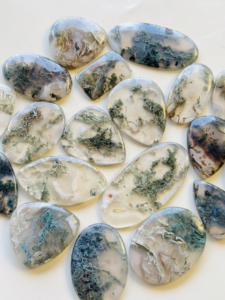 Piedra preciosa suelta pulida de ágata de musgo natural de grado AAA 100%, forma y tamaño mezclados para fabricación de joyas y diseño de cabujón - Product Image 2