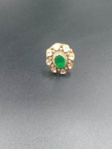 Anillo de cóctel clásico Amaira Jewels SM-682 con forma de estrella y doble gemas verdes, chapado en oro de 18 quilates, para mujer, para boda, compromiso, con engaste glamuroso tipo pavé. - Product Image 1