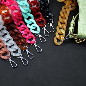 Collier audacieux en résine pour femme, bijou tendance inspiré des accessoires de mode, prêt à offrir Tradebyd - Product Image 1