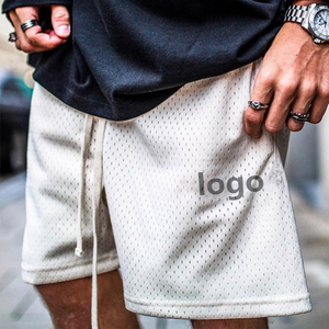 Shorts de basketball pour hommes en maille unie avec cordon de serrage à la taille, respirants, décontractés, pour le sport, avec logo sur le devant - Product Image 1