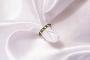 Anillo de Eternidad con Esmeralda Verde Natural de Corte Cuadrado en Oro Amarillo Sólido de 18K – Anillo Geométrico con Gema, Lujoso Anillo de Piedra de Nacimiento de Mayo - Product Image 2