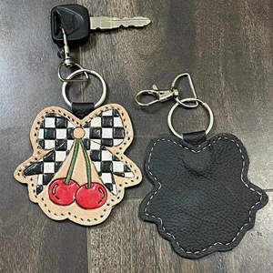 Nouveau porte-clés tendance en cuir véritable fait main, cadeau souvenir, nœud cerise, design de créateur, porte-clés en cuir à carreaux pour unisexe - Product Image 6