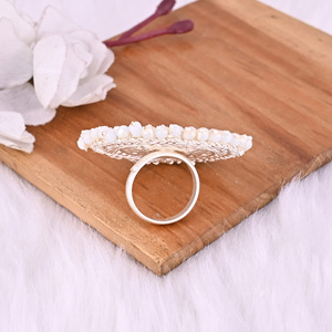 Bague ajustable grande taille style bohème avec motif floral, pierres œil-de-chat jaunes et perles - Product Image 6