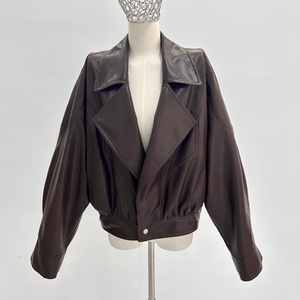 Blouson aviateur en cuir véritable marron avec col ouvert et fermeture à bouton unique pour femme, idéal pour l'automne - Product Image 3