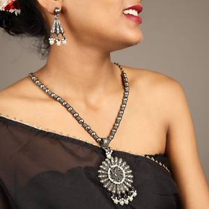 Conjunto de Collar y Pendientes de Plata Oxidada con Circonita |   Joyería Étnica India Boho Tribal Vintage |   Regalo de Boda y Compromiso para Mujer - Product Image 3