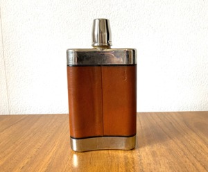 กระติกน้ำหนังและโลหะสไตล์วินเทจ ทนทาน เหมาะสำหรับใช้ในชีวิตประจำวันหรือใช้เป็นครั้งคราว ใส่น้ำมะนาวสดหรือน้ำดีท็อกซ์ได้ - Product Image 6