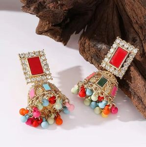 Pendientes de Moda con Incrustaciones de Arcoíris y Pedrería en Forma de Campana, Chapados en Oro/Plata, Aleación de Zinc, Casuales/Deportivos para Mujer, Jhumka Exquisitos - Product Image 3