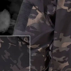 Veste coupe-vent camouflage à capuche pour homme, fermeture éclair, coupe classique, en polyester, style vêtements de travail, pour l'automne - Product Image 2