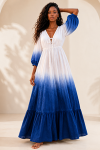 Elegante Vestido Maxi Azul Degradado con Efecto Tie-Dye - Vestido Largo Premium de Algodón con Cuello en V, Mangas Abullonadas y Diseño Escalonado para Vacaciones en la Playa o Resort - Product Image 1