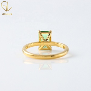 Bague de fiançailles minimaliste solitaire en or 14 carats avec pierre précieuse en moissanite verte taille émeraude - Product Image 5