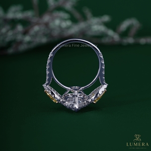 Bague de fiançailles en diamant de laboratoire taille poire 3,42 carats, avec pierres latérales jaunes fantaisie et halo à trois pierres, pour femme - Product Image 6