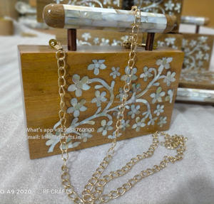 Sac à main d'embrayage en bois fabriqué à la main avec des détails en résine exquis pour les soirées - Product Image 5