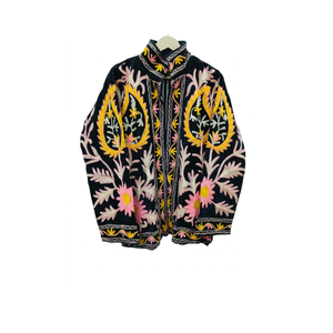 Blouson bomber en velours noir brodé |   Vêtement décontracté pour femme, jaune et rose, à motif floral, avec col montant et broderie, un chef-d'œuvre fait main - Product Image 6